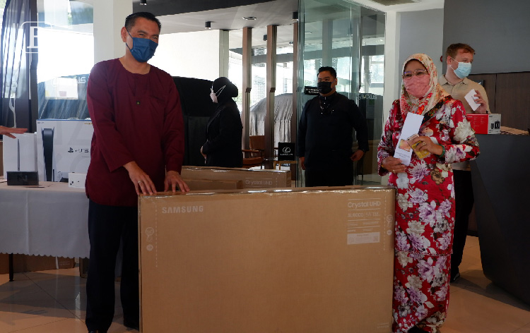 Lexus Brunei gifts winners of the Marque of Champions Raya Promo grand ...