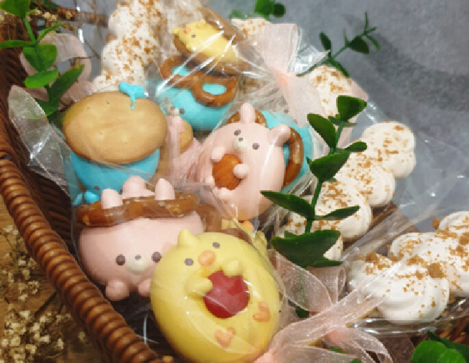Hanaringue: Baking character meringues inspired by personal artwork