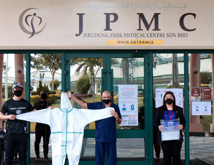 Wu Chun donates PPE to healthcare workers at MoH, JPMC, PJSC