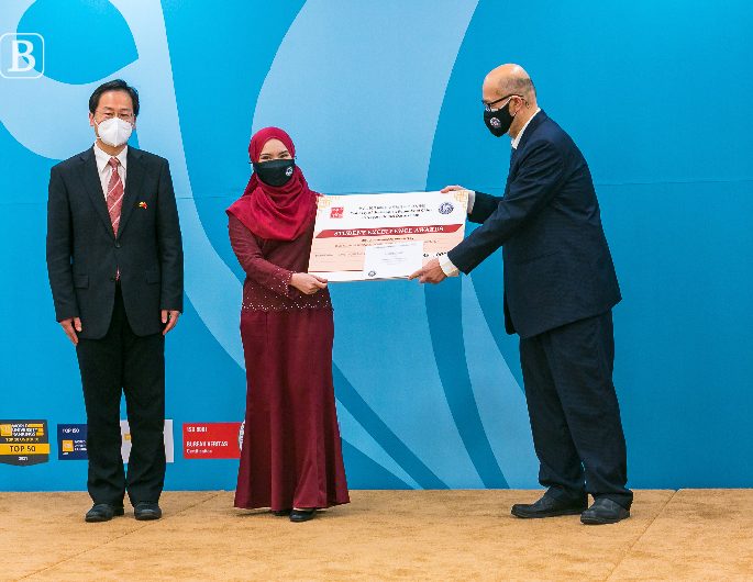 Universiti Teknologi Brunei celebrates 70 students, staff in excellence award ceremony