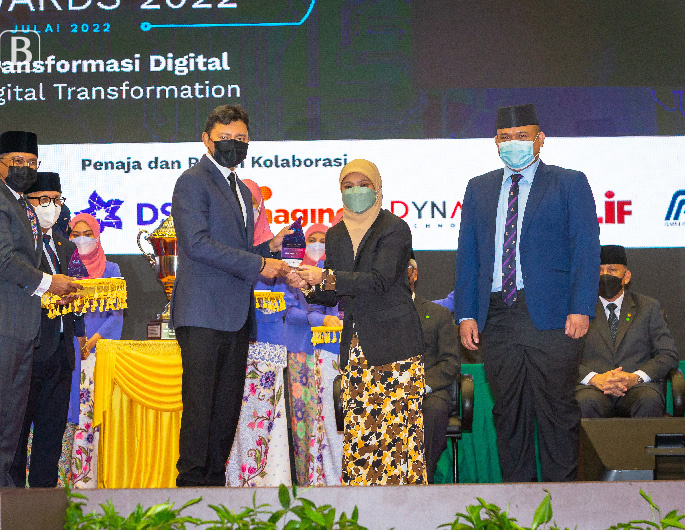 Crown Prince presents awards to winners of BICTA 2022