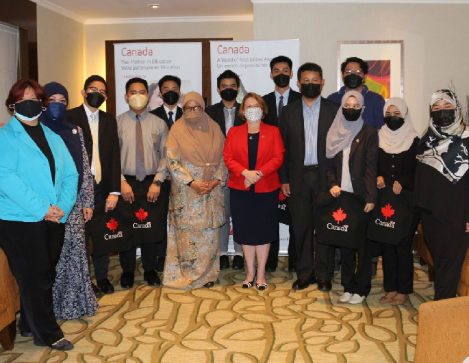 Nine students receive Canadian SEED scholarship