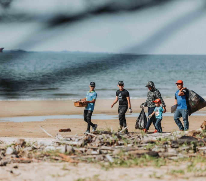 Hundreds gather at Adopt-A-Beach campaign