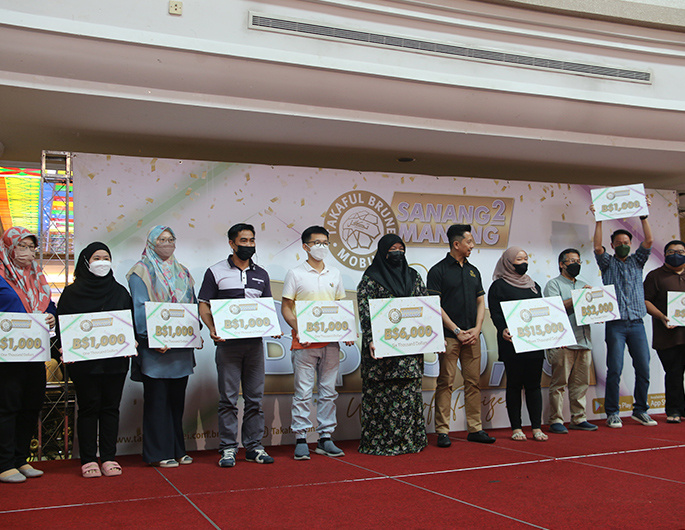 Takaful Brunei’s fifth SANANG2 MANANG campaign winners walk home happy