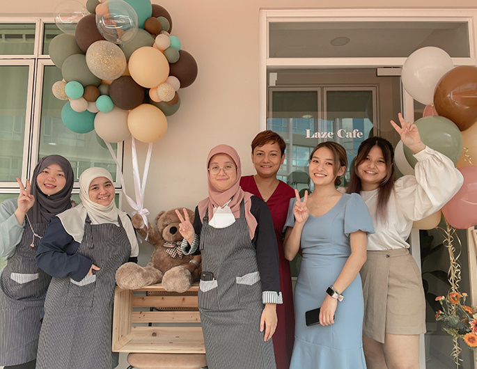 Laze Cafe: A dream of two sisters