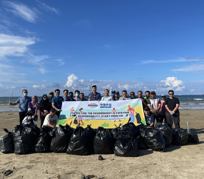 Sinotrans hosts beach clean-up campaign