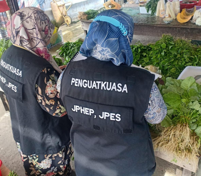 Two retail stores fined for not displaying price tags