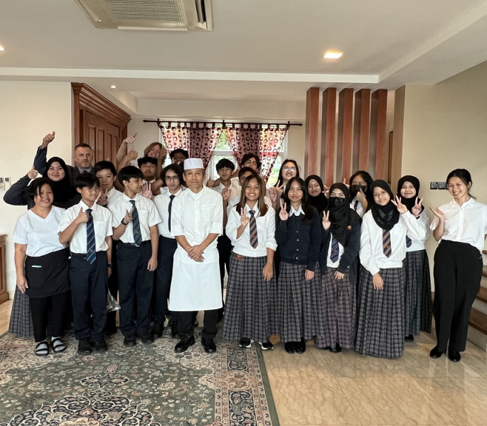 JIS students learn sushi-making with Japanese ambassador’s personal chef
