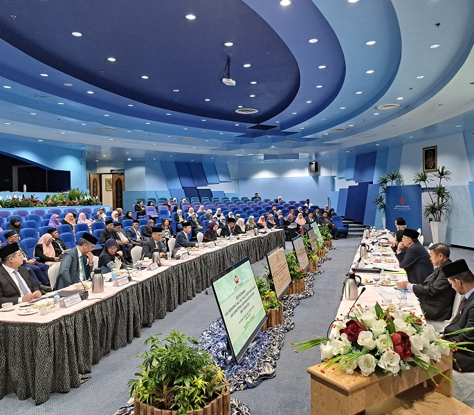 LegCo members attend session with MoFE