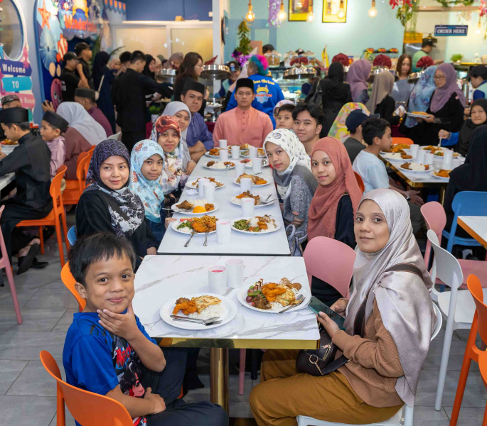 Orphans enjoy sungkai treats at Arno Zoey Wonderland