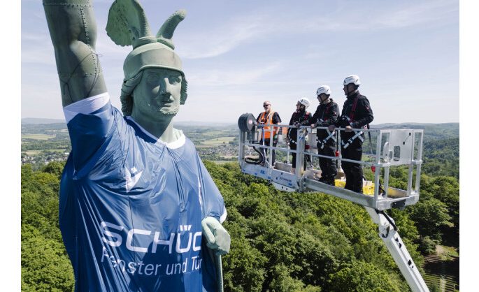 Main sponsor Schüco thrilled by sporting success — Schüco dresses Germany’s tallest statue in a football jersey of Arminia Bielefeld