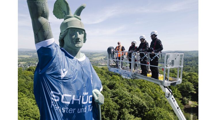 main-sponsor-schuco-thrilled-by-sporting-success-—-schuco-dresses-germany’s-tallest-statue-in-a-football-jersey-of-arminia-bielefeld