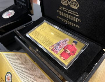 BDCB launches commemorative coins, gold foil for Royal Diamond Jubilee
