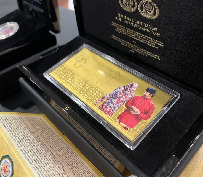 BDCB launches commemorative coins, gold foil for Royal Diamond Jubilee