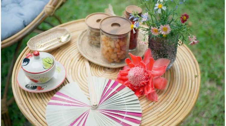 tat-unveils-the-inspiration-behind-“feel-all-the-feelings,”-showcasing-“lisa’s”-attire-and-local-artisanal-products-intertwining-thai-heritage-and-culture-within-every-scene